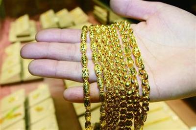 周大生掺假事件曝光引争议，青岛门店未下架产品引消费者维权